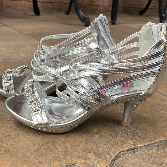 Girls Heels - Picture 4 of 9